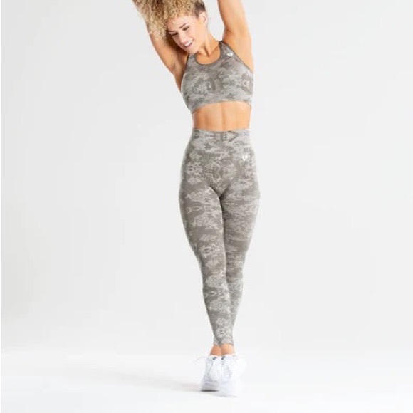 Women’s Best Camp Seamless Leggings and Sports Bra SET - Picture 2 of 3